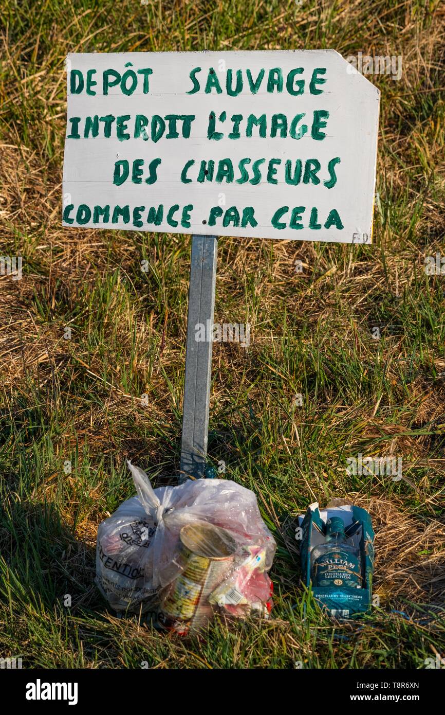 France, Somme, Baie de Somme, Noyellessurmer, wild garbage dump by