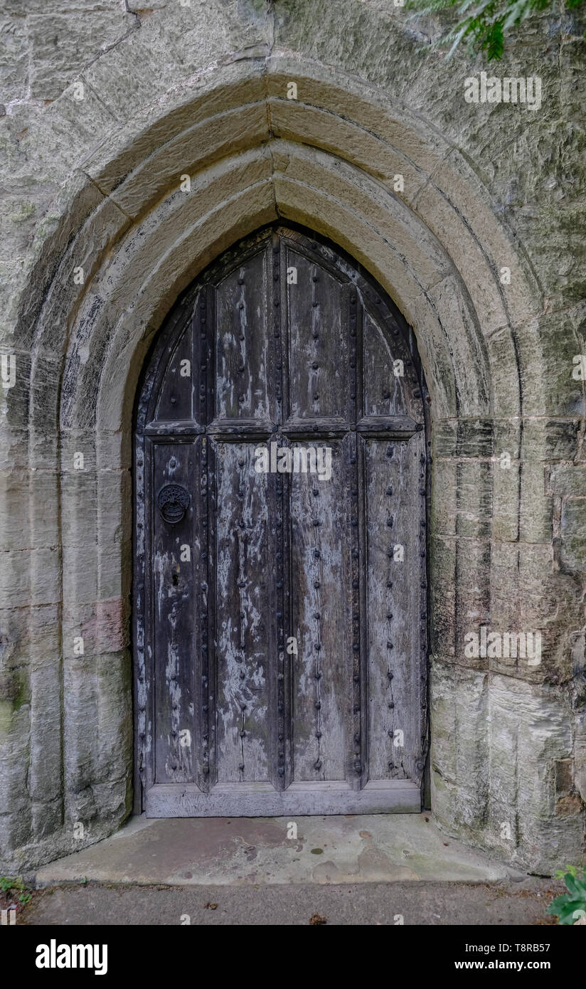 Old oak wooden studded door hi-res stock photography and images - Alamy