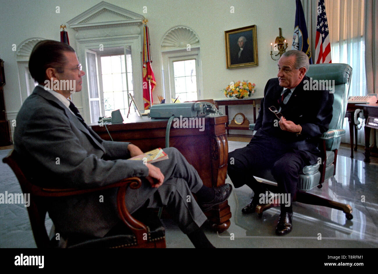 President Lyndon B. Johnson talks with Sec. Robert McNamara. November 27, 1967 Stock Photo