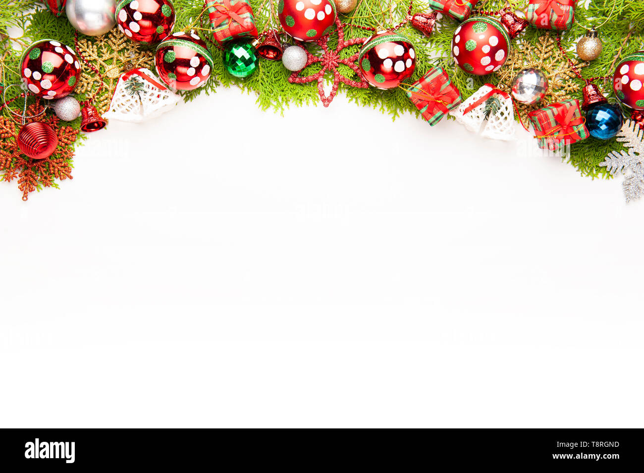 Giáng sinh nền trắng tạo cho hình ảnh một không gian khơi nguồn cảm hứng, ấm áp và hiện đại. Chỉ cần một ít màu sắc và những chi tiết đơn giản, bạn có thể thiết kế một bộ trang trí Giáng sinh đầy phong cách trên nền trắng. Hãy cùng khám phá những gợi ý thiết kế đầy tinh tế và sang trọng trên nền trắng trong mùa Giáng sinh này nhé!