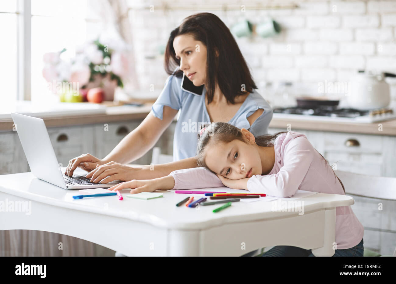 Работа с детьми. Мама с детьми дом горизонтальная. Карьера женщины. Занятая мама. Mother is busy.