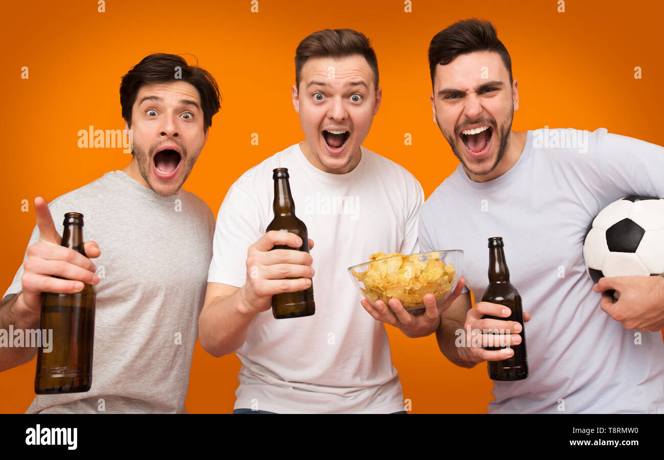 Happy Friends Drinking Beer And Eating Snacks Stock Photo Alamy
