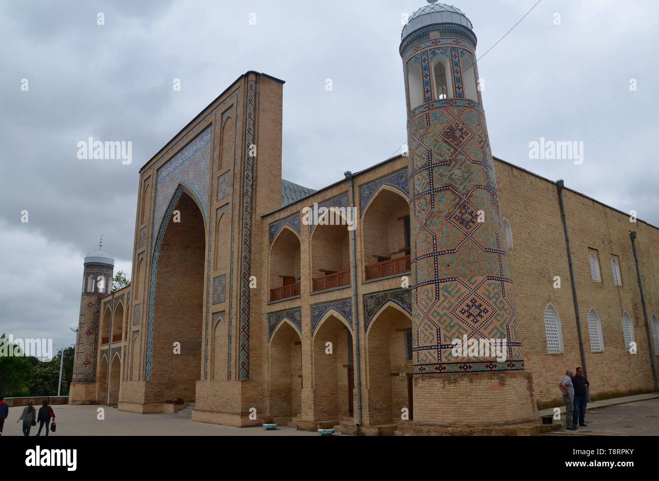Taschkent, die Hauptstadt Usbekistans in Zentralasien: die Kukeldash-Medresse neben dem Chorsu-Basar Stock Photo