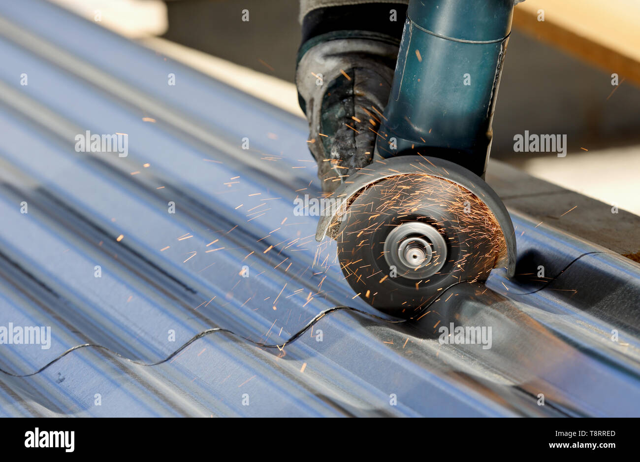 Angle grinder sheet metal hires stock photography and images Alamy