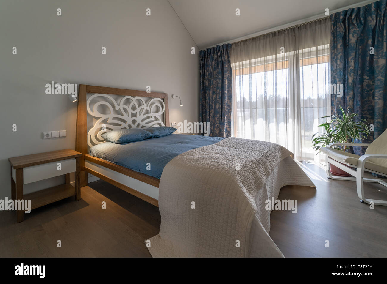 Large Double Bed Room Lots Pillows Bed Bedside Tables Decorative Stock  Photo by ©Vrn36 369933772