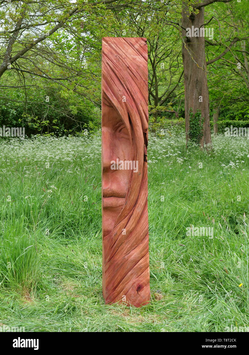 Girl sculpture wood hi-res stock photography and images - Alamy