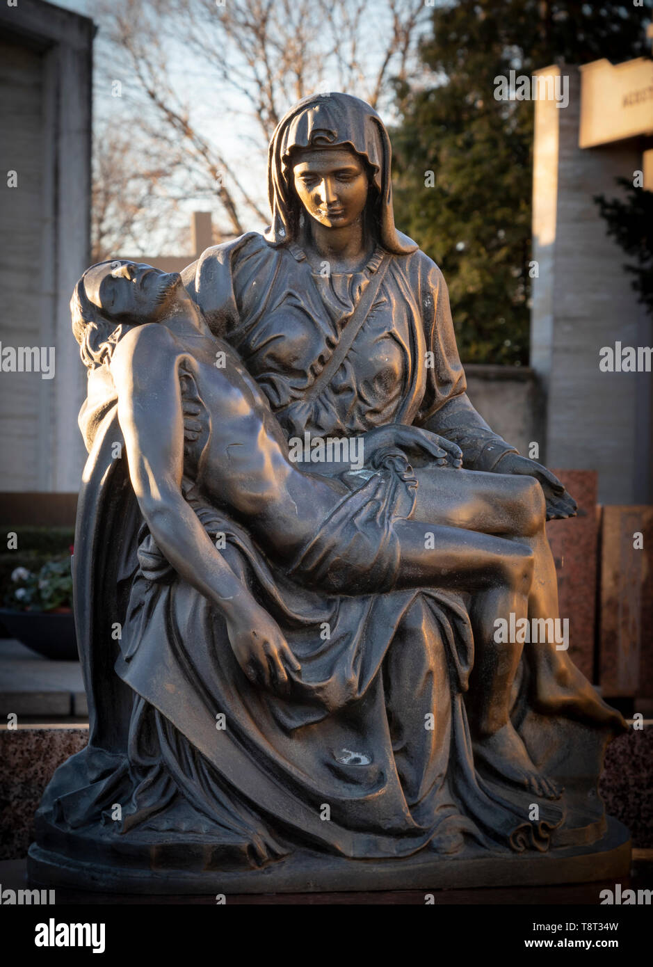 bronze statue of Jesus died in the arms of the Madonna Stock Photo