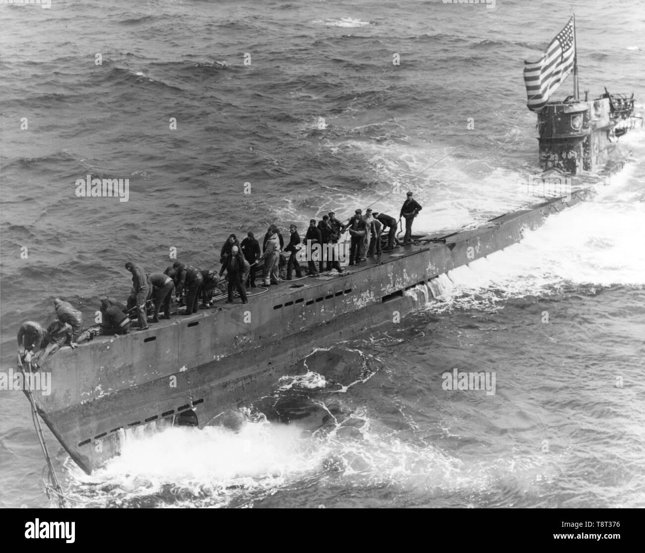 German submarine U-505. A boarding party from the U.S. Navy destroyer escort USS Pillsbury (DE-133) working to secure a tow line to the bow of the captured German submarine U-505, 4 June 1944 Stock Photo