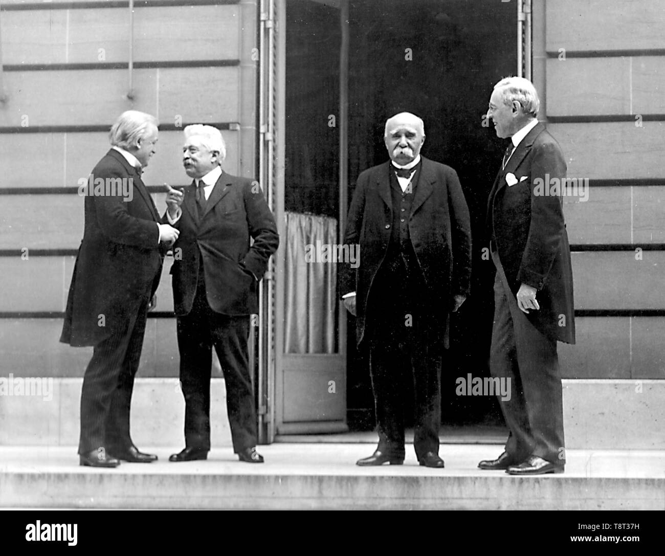 Paris Peace Conference, 27 May 1919. Left to right: David Lloyd George, Vittorio Orlando, Georges Clemenceau, and Woodrow Wilson Edward N. Jackson (US Army Signal Corps) - U.S. Signal Corps photo Council of Four at the WWI Paris peace conference, May 27, 1919 (candid photo) (L - R) Prime Minister David Lloyd George (Great Britian) Premier Vittorio Orlando, Italy, French Premier Georges Clemenceau, President Woodrow Wilson Stock Photo