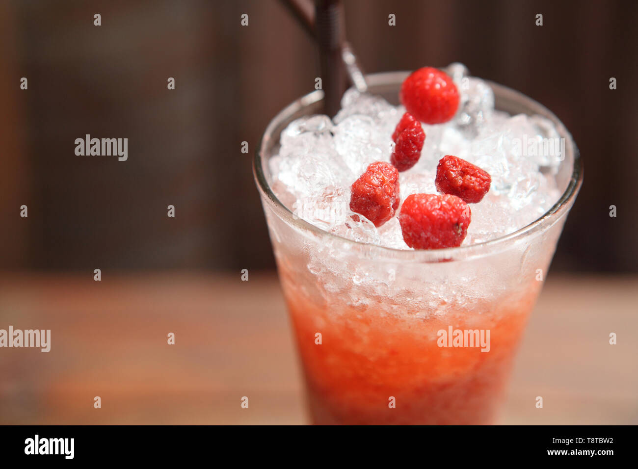 Glass fresh pink raspberry hi-res stock photography and images - Alamy