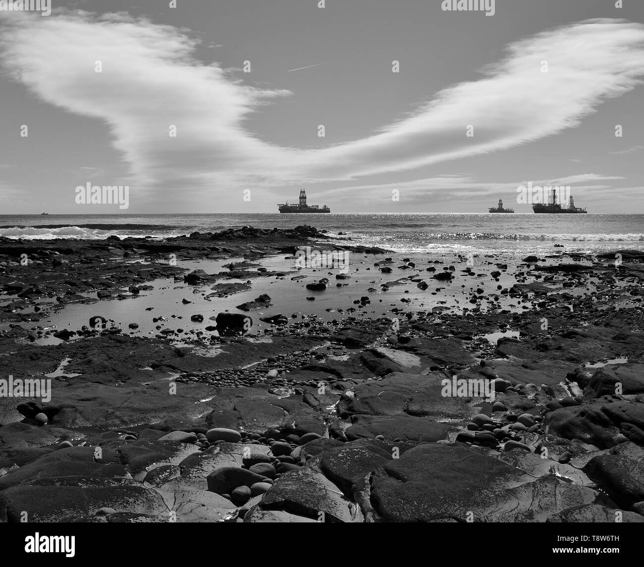 Cloudy sky black and white hi-res stock photography and images - Alamy