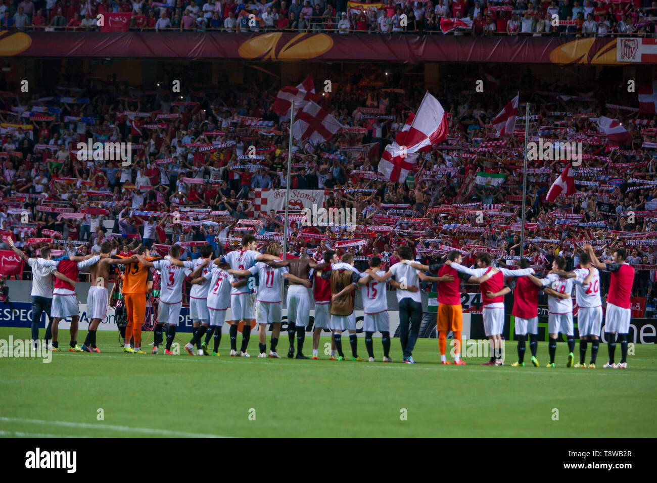 Players of Sevilla F.C. celebrate the victory at the end of the match of Europa League (quarterfinal 2nd leg) between Sevilla F.C. and F.C. Porto at the Ramon Sanchez Pizjuan Stadium on April 10, 2014 in Seville, Spain Stock Photo