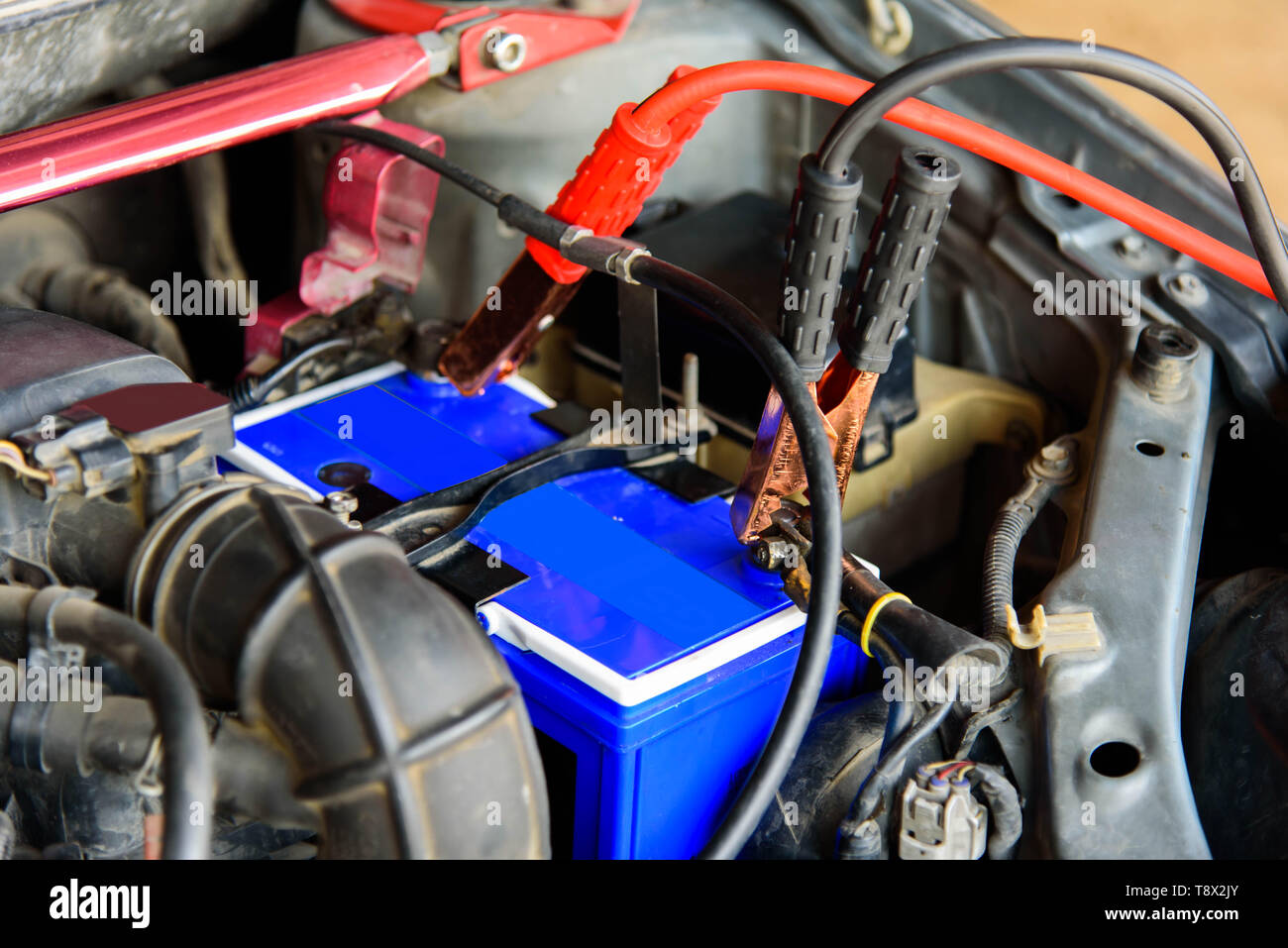jumping the car battery / charging car battery Stock Photo Alamy