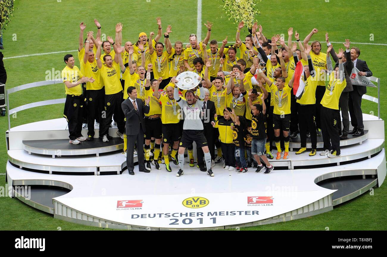 Dortmund, Deutschland. 14th May, 2011. Soccer, football, 14.05.2011  1.Bundesliga, season 2010/2011, BVB, Borussia Dortmund - Eintracht  Frankfurt 2: 1 German Champion 2011 BVB, award ceremony. Dia Team, The Team  with Meisterschale, Kapitan