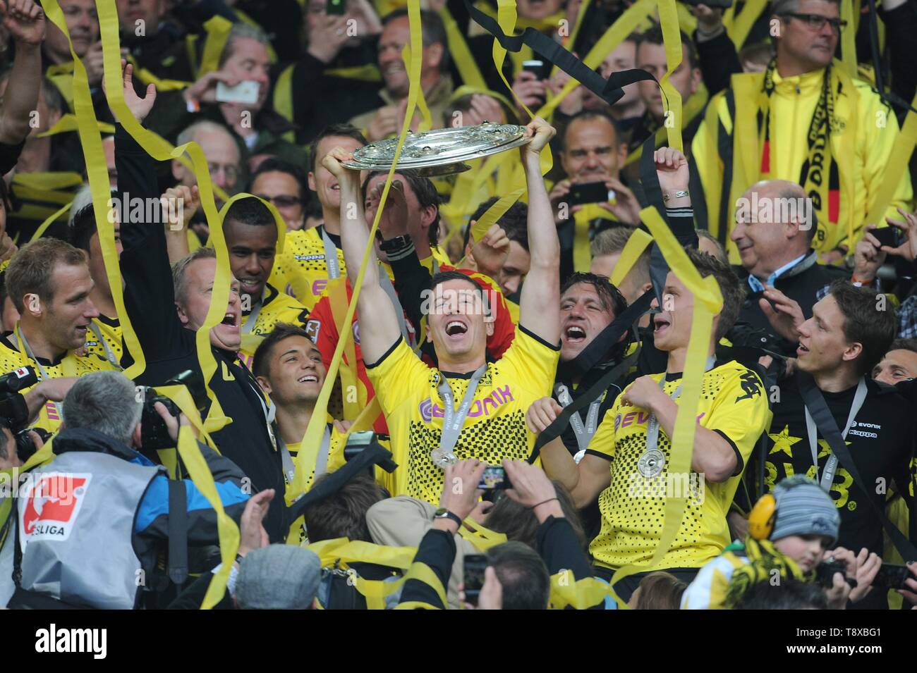 Dortmund, Deutschland. 05th May, 2012. firo: football, football, 05.05.2012  1.BL, 1.Bundesliga, season 2011/2012 BVB, Borussia Dortmund - SC Freiburg  4: 0 Presentation ceremony, champion 2012, championship 2012, champion  honor, Robert LEWANDOWSKI with