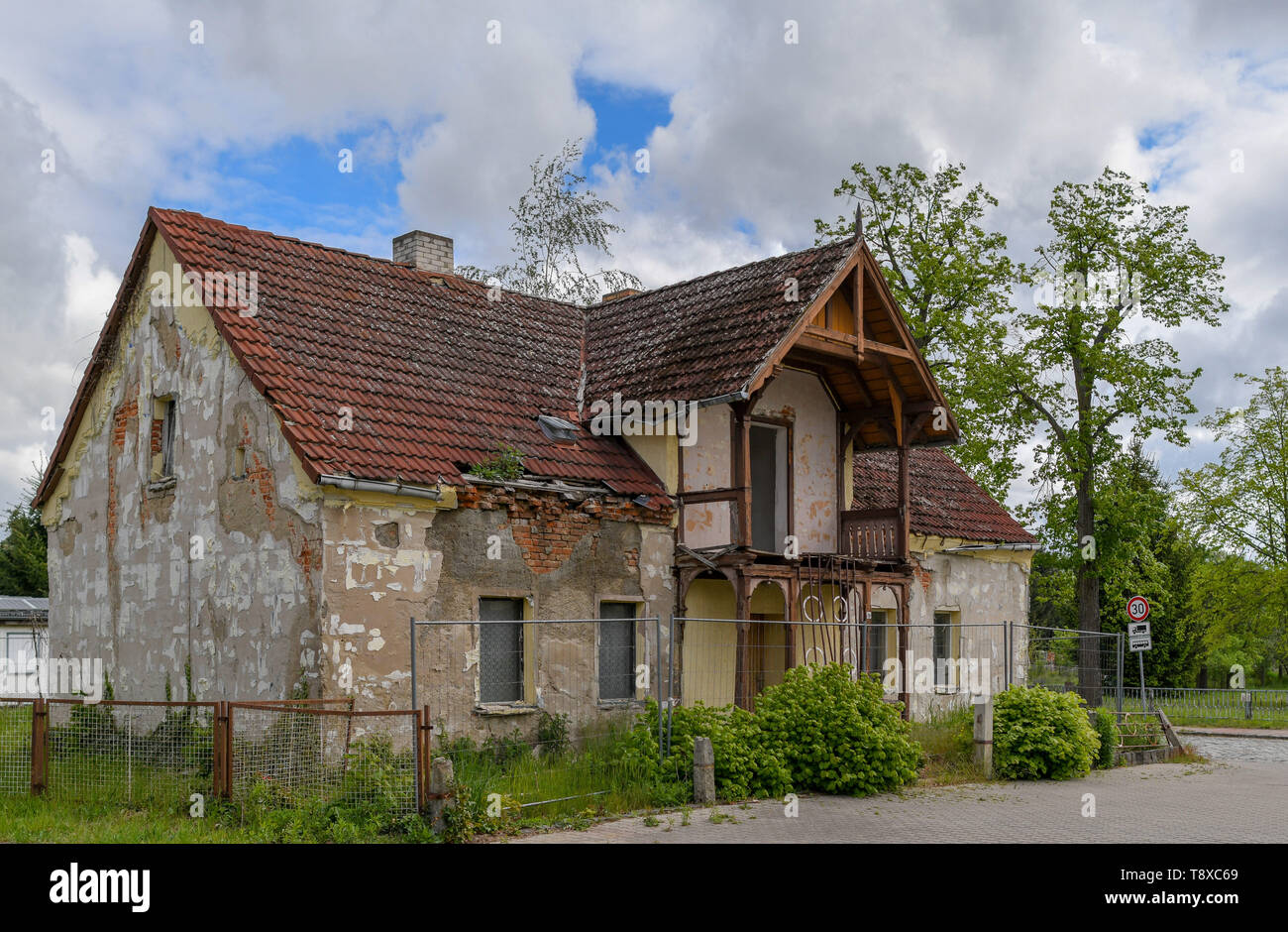 Bagenz, Germany. 14th May, 2019. An old and dilapidated house in the village centre of a small village in the district of Spree-Neiße. Credit: Patrick Pleul/dpa-Zentralbild/ZB/dpa/Alamy Live News Stock Photo