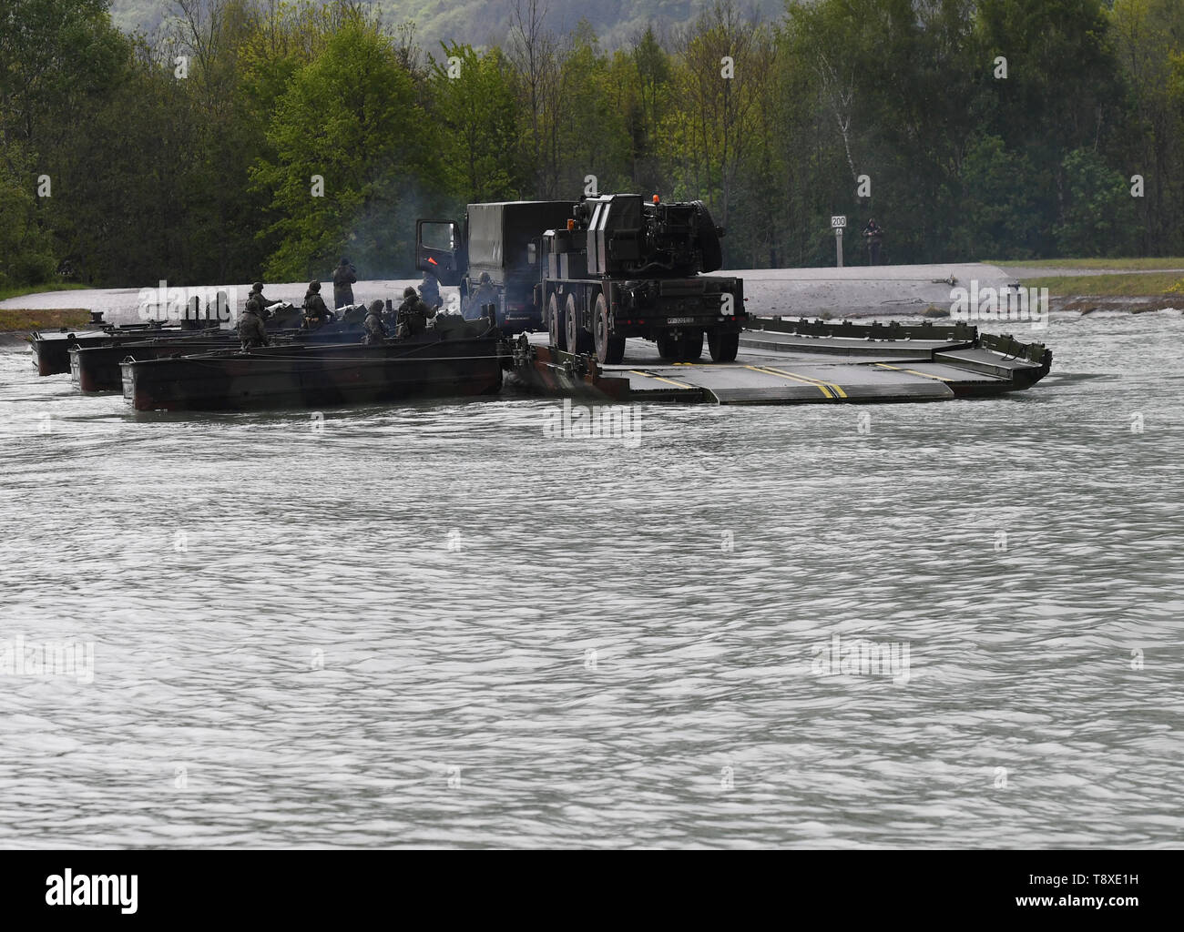 Flintsbach, Germany. 14th May, 2019. Vehicles are set over the Inn River with a folding floating bridge used as a ferry. About 1200 soldiers practice in the southern Upper Bavaria up to 23.05.2019 the emergency case. In this fictitious case, the Mountain Fighter Brigade 23 rushes to the aid of an ally with the artificial name Altraverdo, who is threatened by a country called Wislania. Credit: Angelika Warmuth/dpa/Alamy Live News Stock Photo