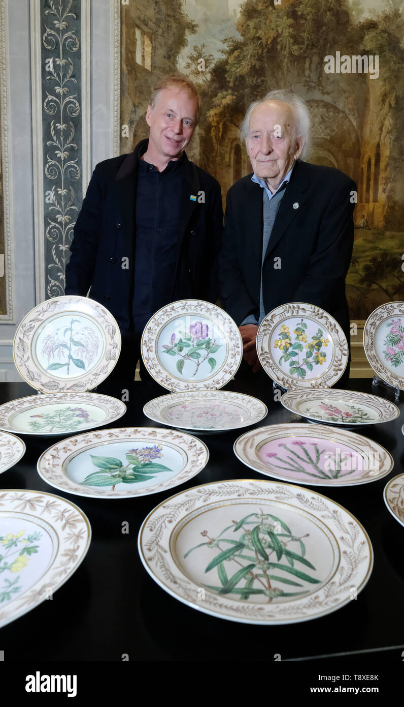 Leipzig, Germany. 15th May, 2019. Olaf Thormann (l), director of the Grassi-Museum für angewandte Kunst, and the zoologist and collector Günther Sterba, who lives near Leipzig, stand behind plates that Sterba donated to the museum. Sterba is known as the author of numerous fish and aquarium books. With the 36 precious dessert plates of the Royal Porcelain Manufactory (KPM) from around 1806 with plant motifs, the house now has the largest collection of plates long believed to be lost. Credit: Sebastian Willnow/dpa-Zentralbild/ZB/dpa/Alamy Live News Stock Photo