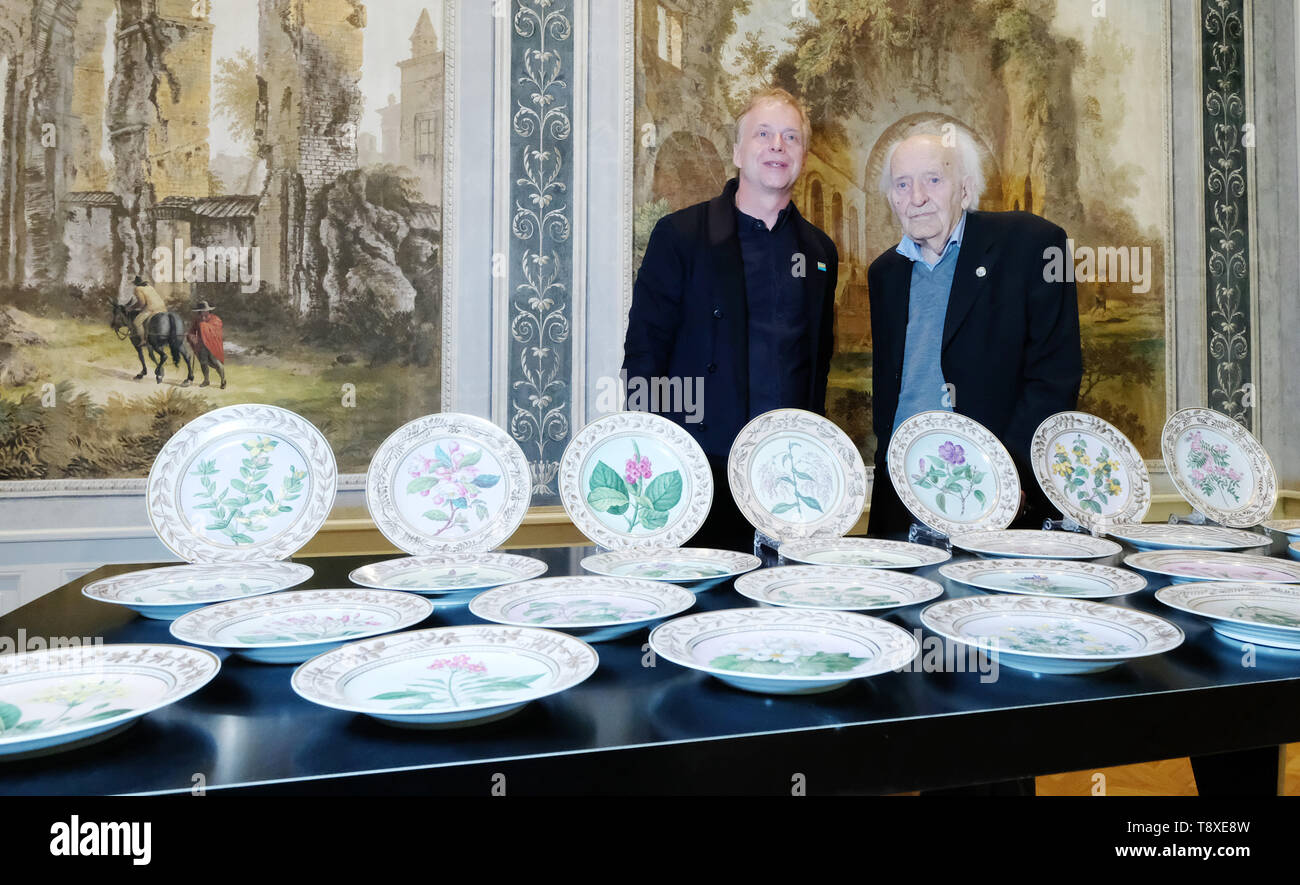 Leipzig, Germany. 15th May, 2019. Olaf Thormann (l), director of the Grassi-Museum für angewandte Kunst, and the zoologist and collector Günther Sterba, who lives near Leipzig, stand behind plates that Sterba donated to the museum. Sterba is known as the author of numerous fish and aquarium books. With the 36 precious dessert plates of the Royal Porcelain Manufactory (KPM) from around 1806 with plant motifs, the house now has the largest collection of plates long believed to be lost. Credit: Sebastian Willnow/dpa-Zentralbild/ZB/dpa/Alamy Live News Stock Photo
