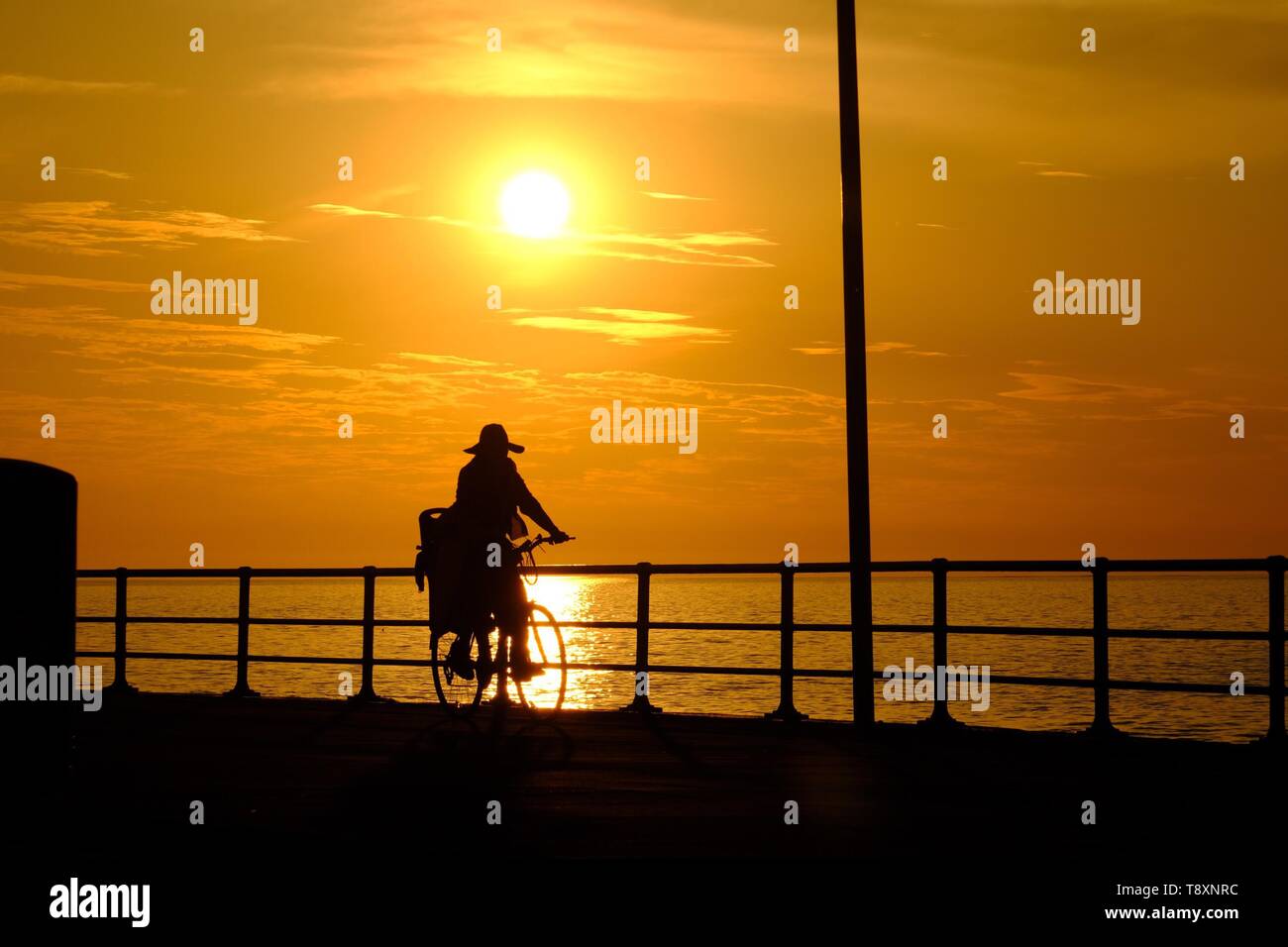 Aberystwyth Wales, UK. 15th May, 2019. UK weather: Scintillating sunset in Aberystwyth on a glorious evening after a day of blue skies and warm spring sunshine . photo Credit: Keith Morris/Alamy Live News Stock Photo