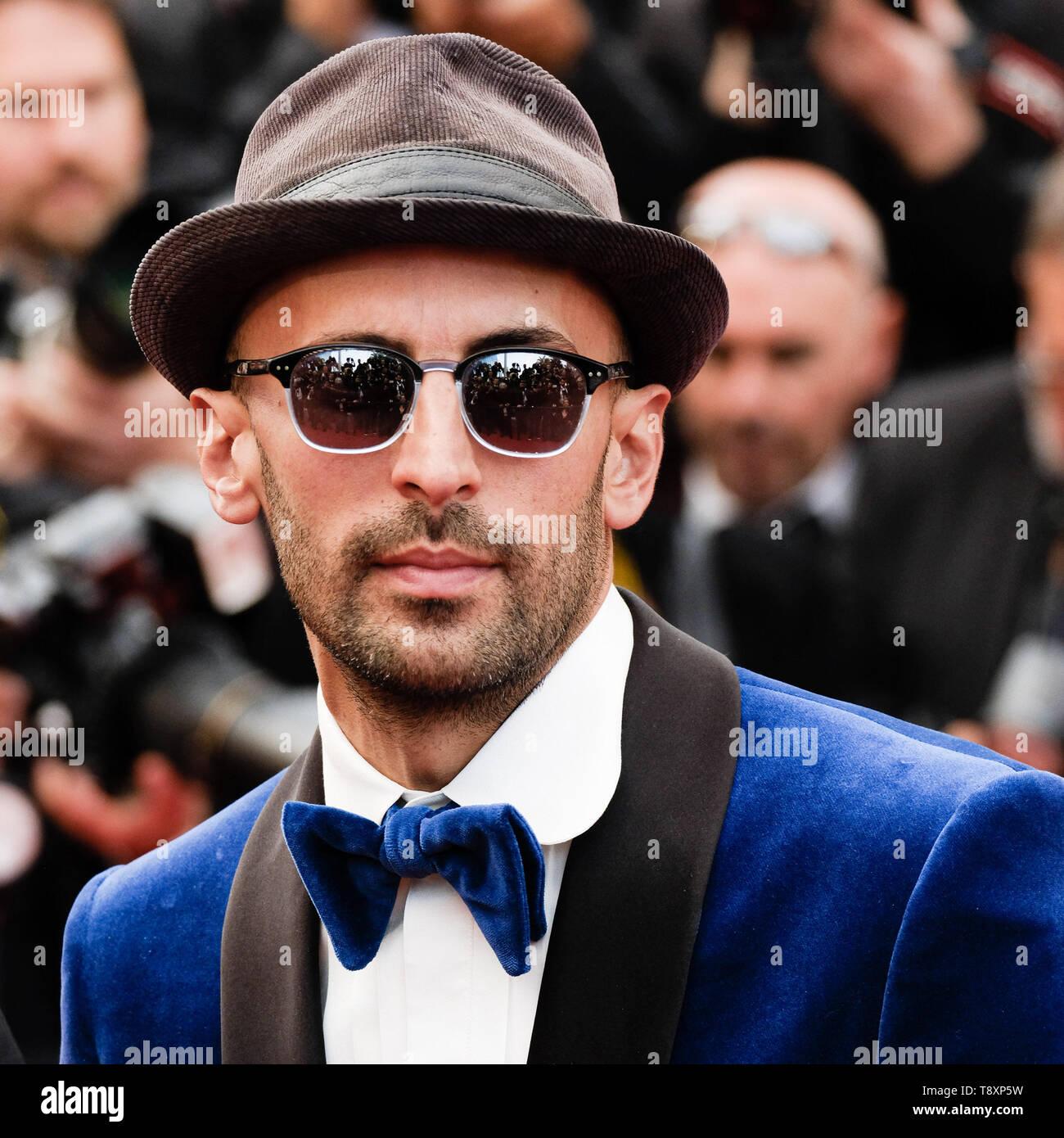 Cannes, France. 15th May 2019. French photographer J.R poses on the red carpet for Les misérables on Wednesday 15 May 2019 at the 72nd Festival de Cannes, Palais des Festivals, Cannes. Pictured: J.R. Picture by Credit: Julie Edwards/Alamy Live News Stock Photo