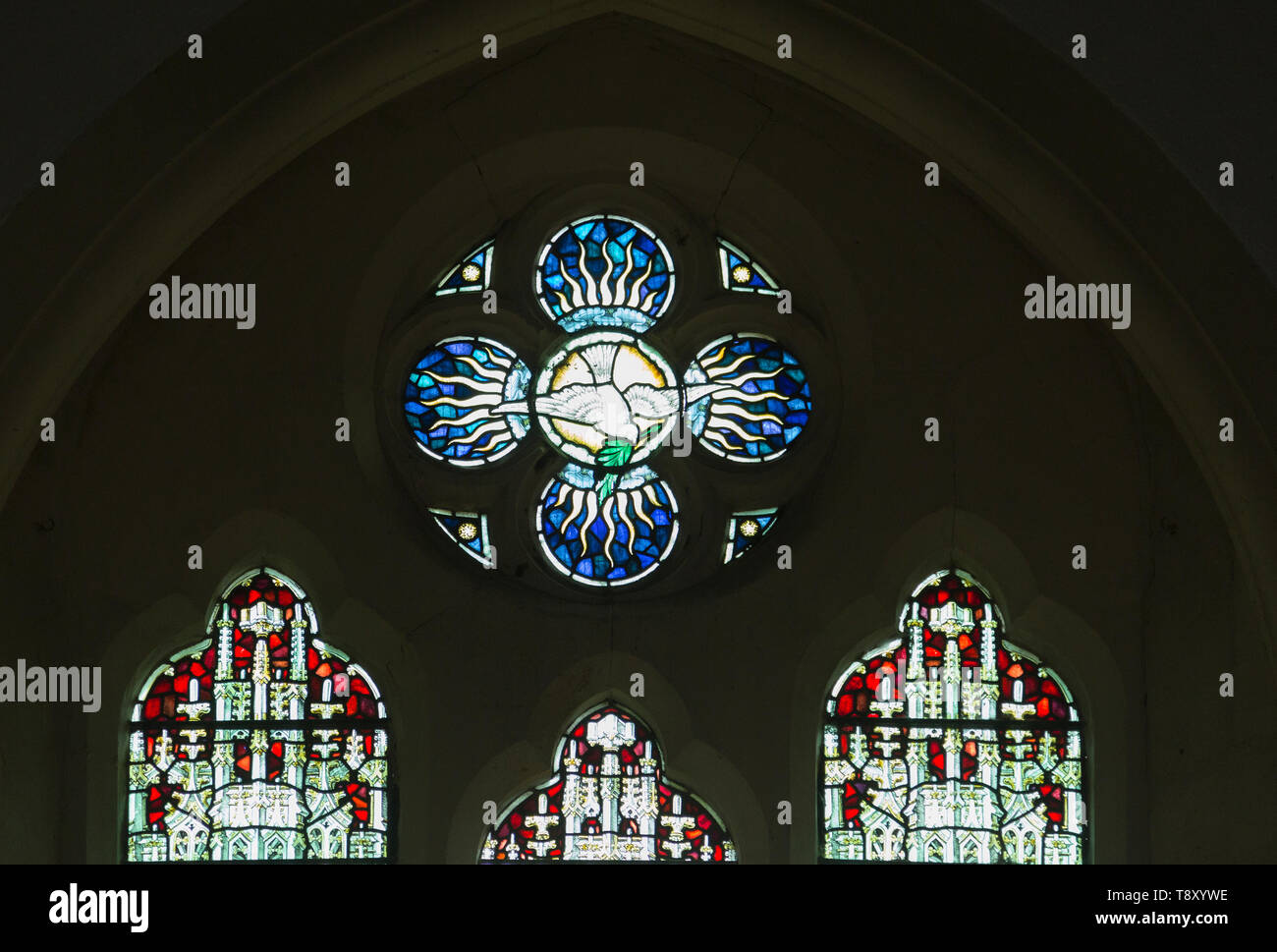 Stained glass window war memorial church Saint Peter, Milton Lilbourne