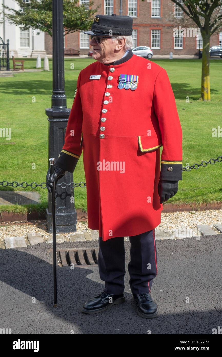 uniform-chelsea-pensioner-royal-hospital-hi-res-stock-photography-and