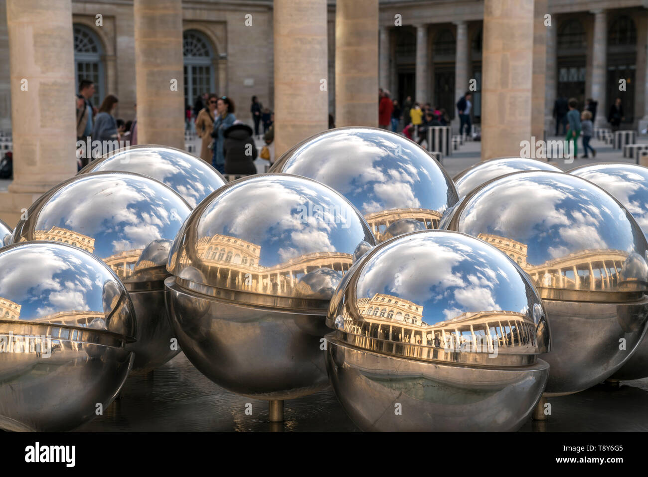 Silberne Kugeln spiegeln die Fassade des Palais Royal, Paris, Frankreich  |  silver Mirror balls at Palais Royal , Paris, France Stock Photo
