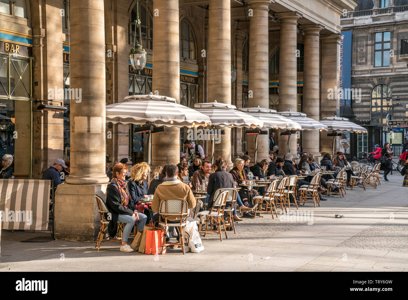 Cafe am Palais Royal, Paris, Frankreich  |  Cafe at Palais Royal, Paris, France Stock Photo
