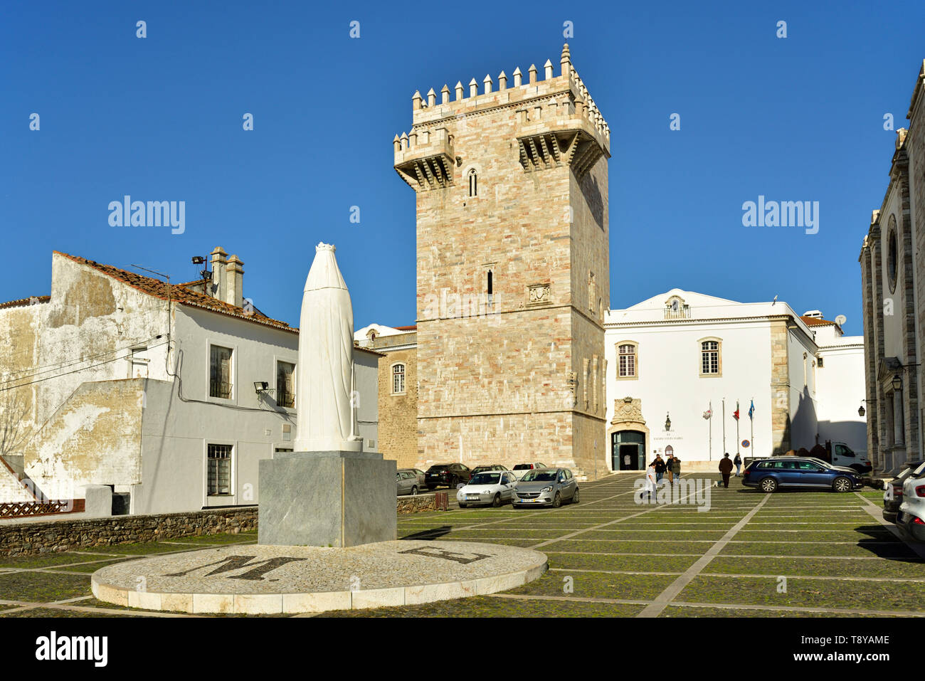 The main tower dating back to 1260 and the Pousada (hotel) of the medieval walled city of Estremoz. Alentejo, Portugal Stock Photo