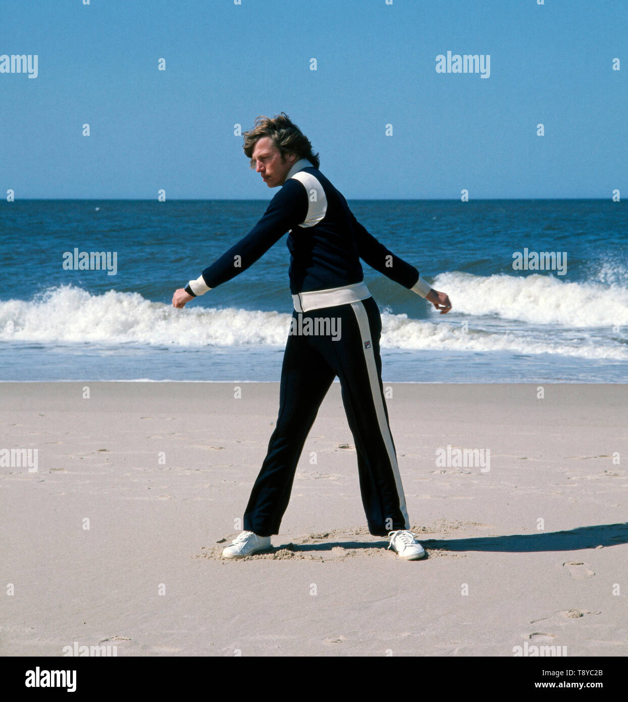Der deutsche Rennfahrer und Prinz von Bayern Leopold besucht einen Strand,  gekleidet in einem Fila Trainingsanzug, ca. in den 1980er Jahren.The German  racing driver and Prince of Bavaria Leopold visits a beach,