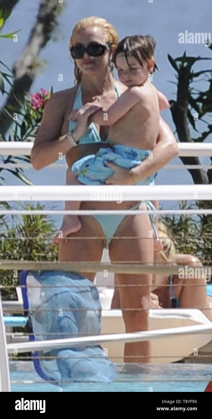 britney spiars pussy MIAMI BEACH, FL - MARCH 10: (EXCLUSIVE COVERAGE) Opps she did it again -  Pop tart lip singer Britney Spears pussy appears to have popped out of her  swim suit AGAIN! On
