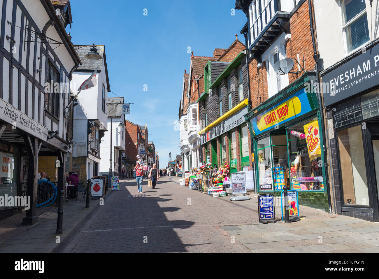 Shops and shoppers in pedestrianised Bridge Street in the Worcestershire market town of Evesham Stock Photo
