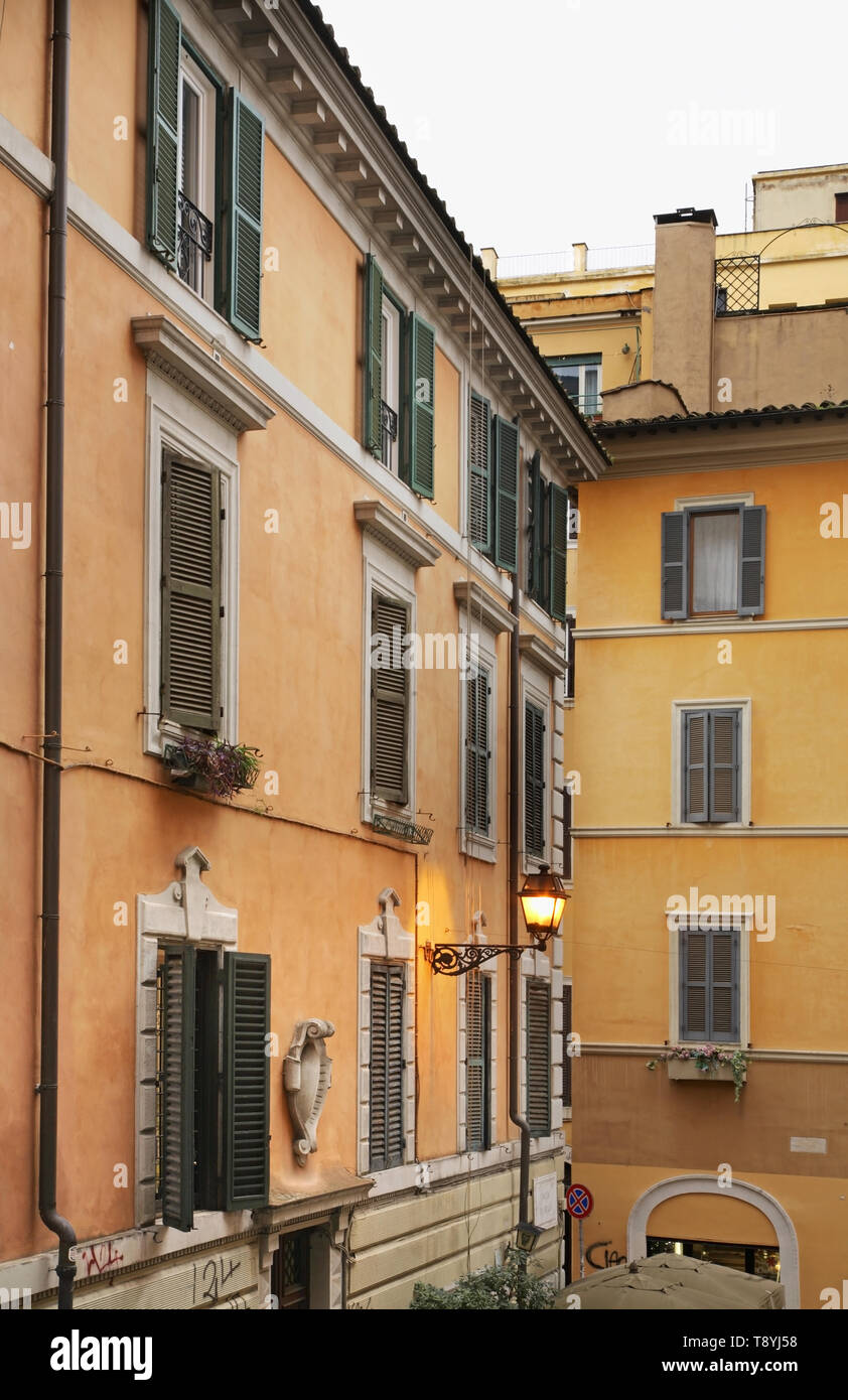 Courtyard rome hi-res stock photography and images - Alamy