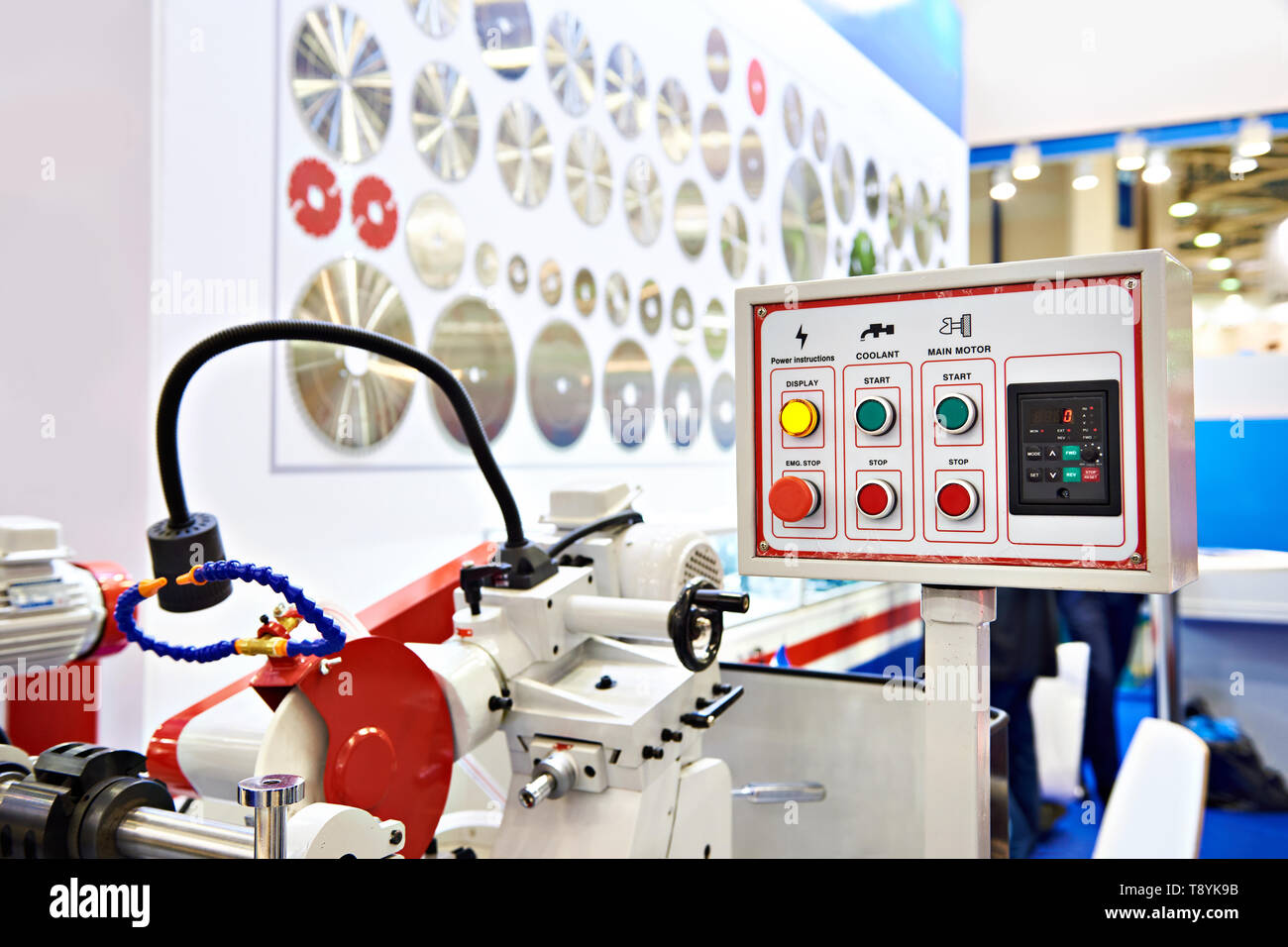 Machine for profiling and sharpening of profile and flat knives of