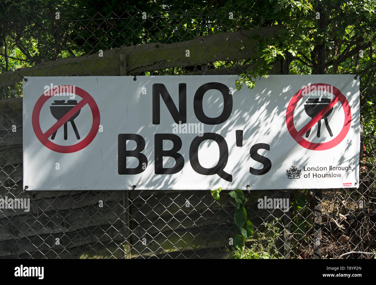 london borough of hounslow sign warning that barbecues are not permitted, using an abbrevaition and an unnecessary apostrophe Stock Photo
