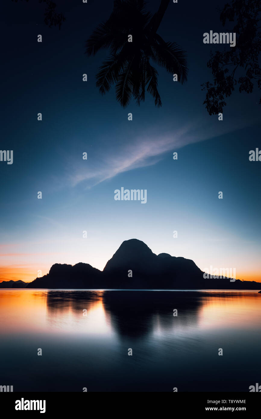 El Nido silhouette of beautiful Cadlao Island in dusk light after sunset in Palawan Island, Philippines. Stock Photo