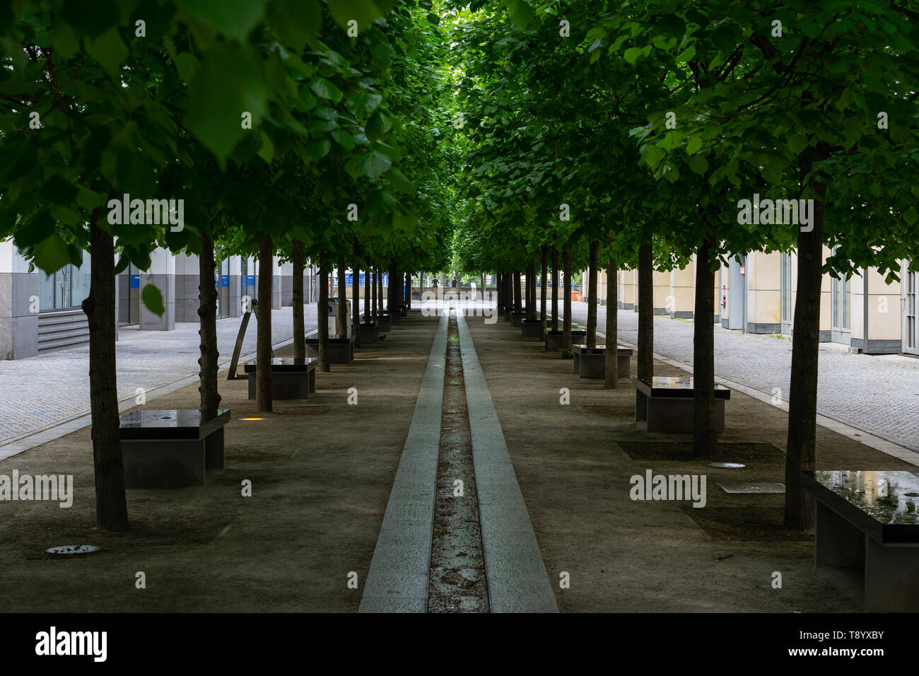 Shady benches hi-res stock photography and images - Alamy