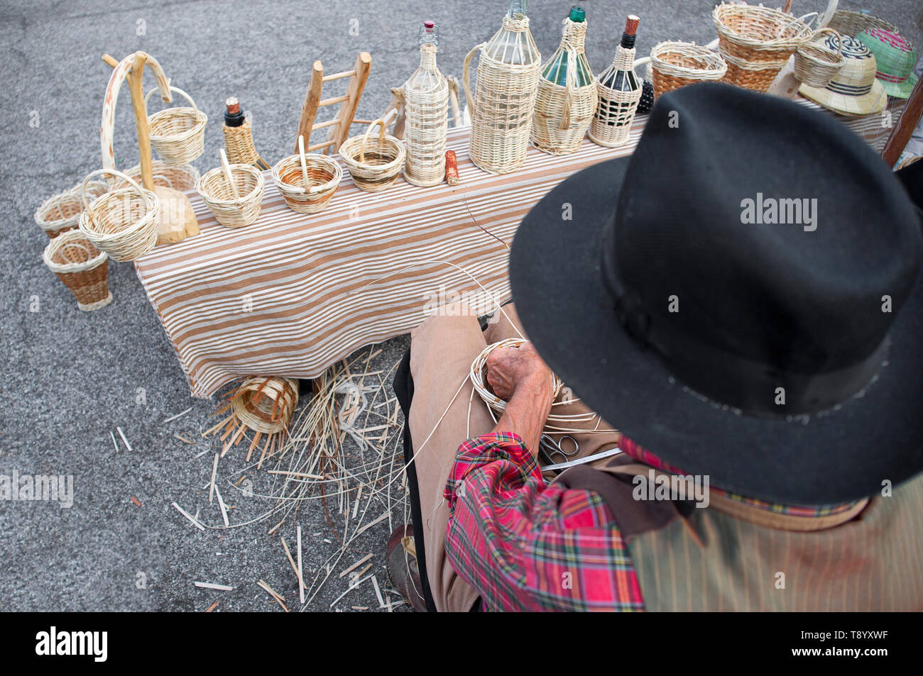 expert hands of the elderly craftsman creates a wicker basket Stock ...