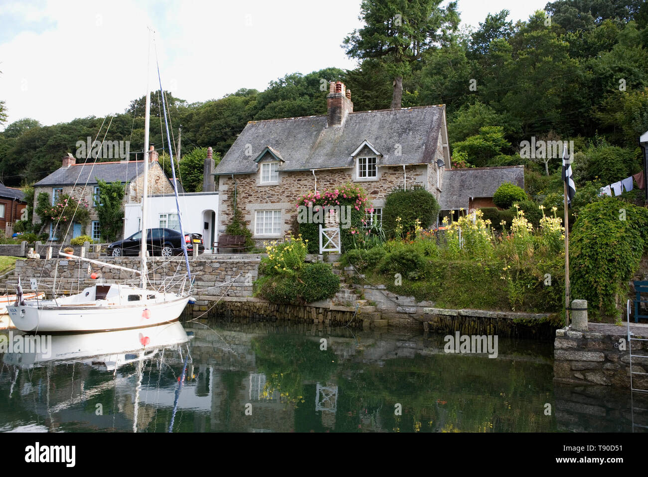 Porthnavas Pool Porthnavas Creek Off The Helford River Cornwall England Uk A Yacht Moored Beneath Lovely Old Cottages Stock Photo Alamy