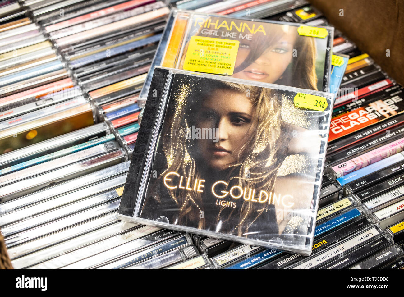 forhindre Skøn Fredag Nadarzyn, Poland, May 11, 2019: Ellie Goulding CD album Lights 2010 on  display for sale, famous English singer and songwriter, collection of CD  music Stock Photo - Alamy