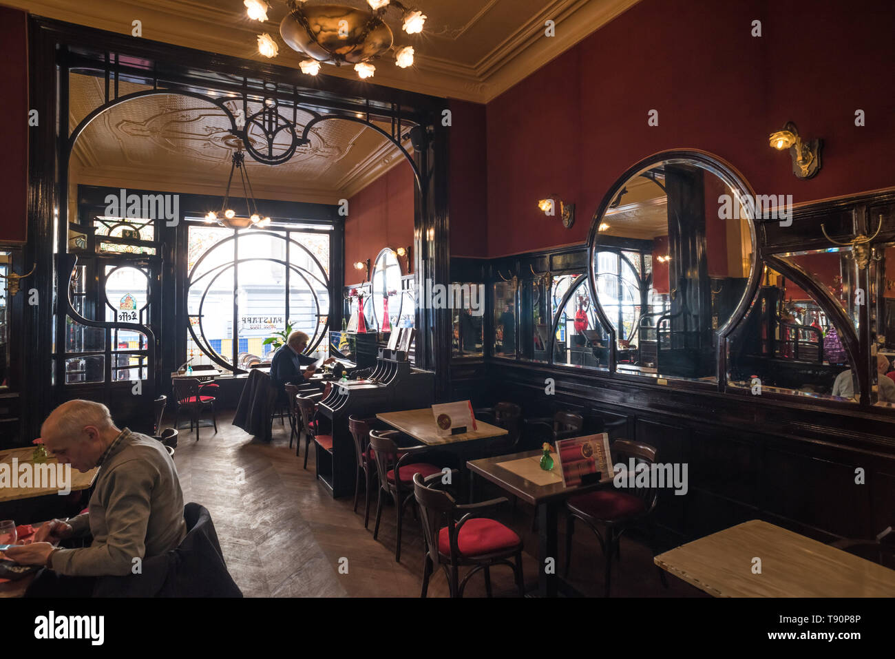Brüssel, Bruxelles, Cafe-Restaurant Falstaff, Front- und Jugendstildekoration vom Schreiner und Innenarchitekten E. Houbion. - Brussels, Falstaff Cafe Stock Photo