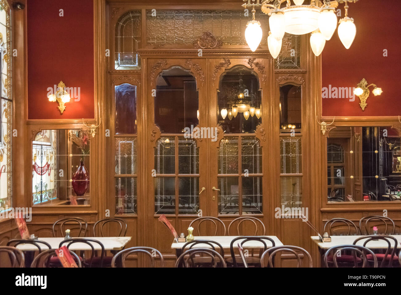Brüssel, Bruxelles, Cafe-Restaurant Falstaff, Front- und Jugendstildekoration vom Schreiner und Innenarchitekten E. Houbion. - Brussels, Falstaff Cafe Stock Photo