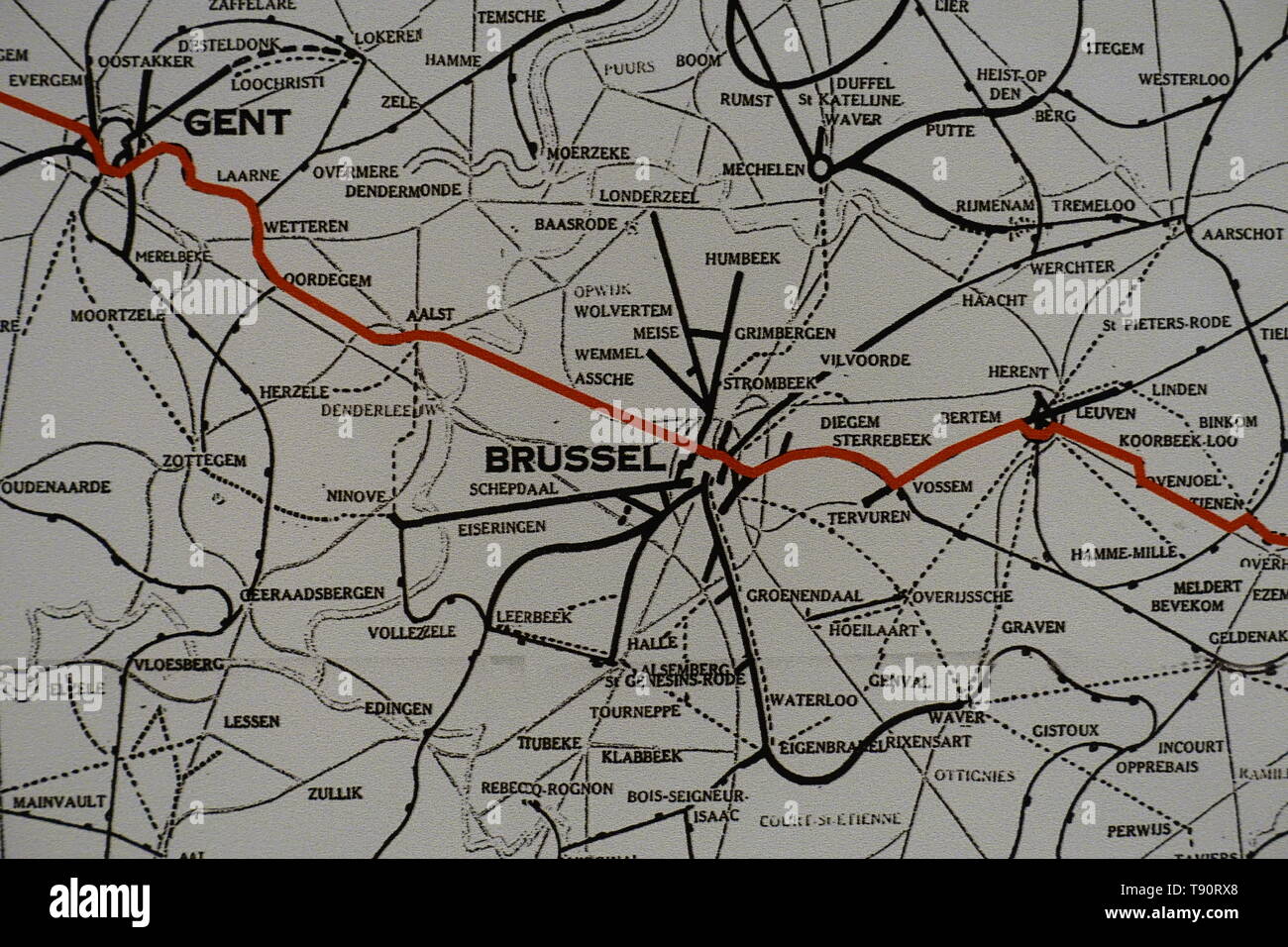 Am 8. September 1887 wurde die mehrgleisige Nachbarschaftsbahnstrecke Schepdaal - Brüssel Ninoofsepoort in Betrieb genommen. Das Depot der Linie befin Stock Photo