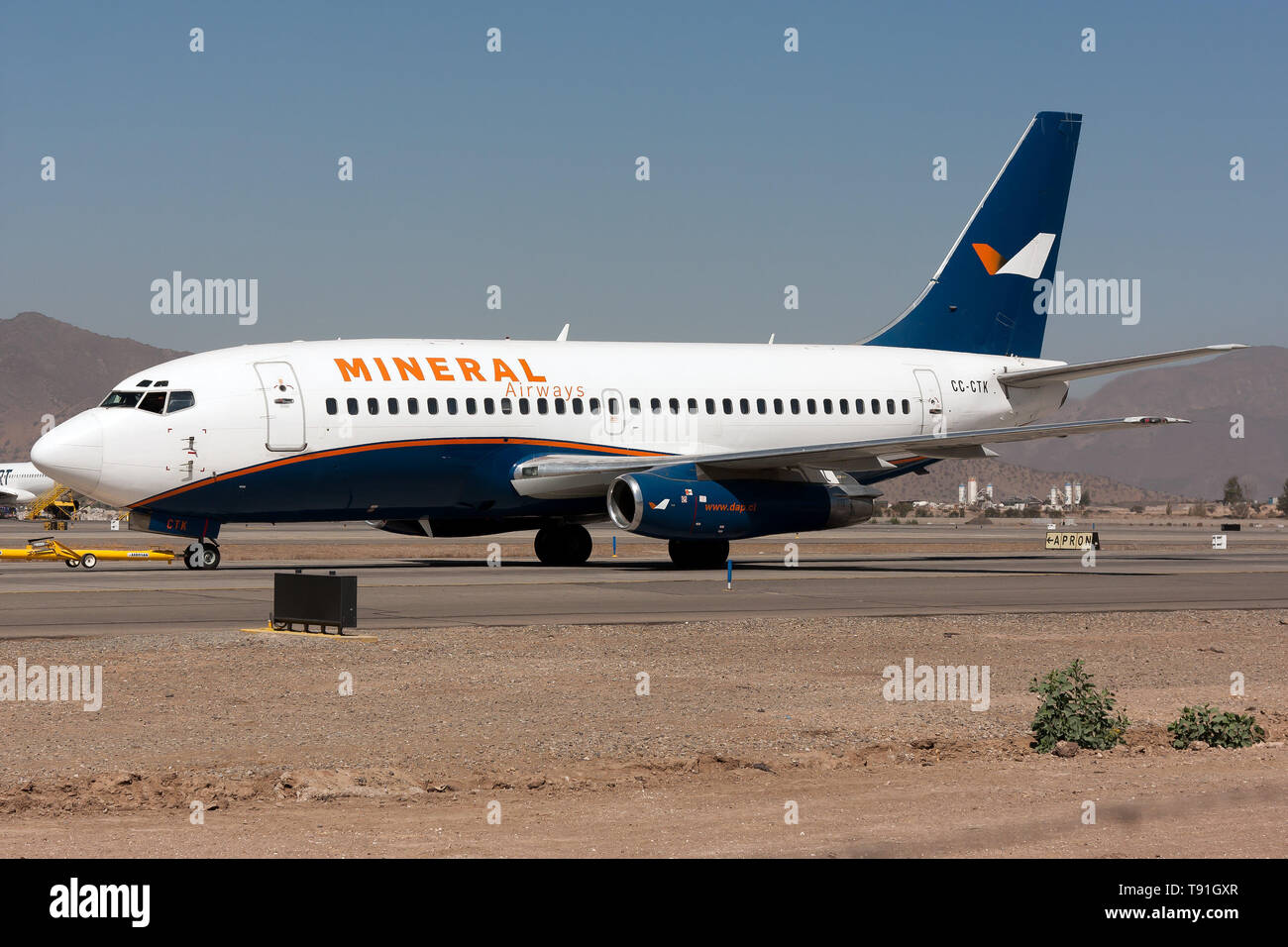 Santiago, Chile. 19th Mar, 2019. An old Mineral Airways Boeing 737-200 seen being towed at Santiago airport. Credit: Fabrizio Gandolfo/SOPA Images/ZUMA Wire/Alamy Live News Stock Photo