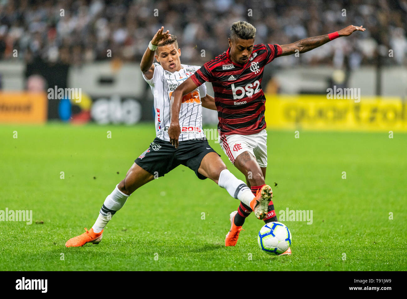 Sao Paulo Sp 15 05 2019 Corinthians X Flamengo Bruno Henrique Do Flamengo And Pedrinho Do Corinthians During The Match Between Corinthians Vs Flamengo Valid For The Oitavas One Leg Of The