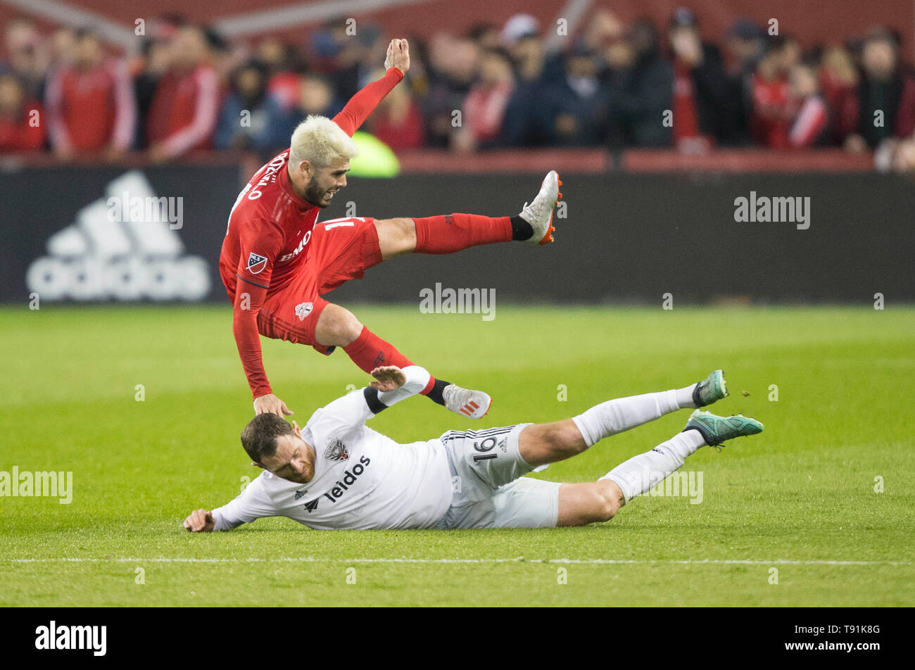 Soccer slide tackle hi-res stock photography and images - Alamy