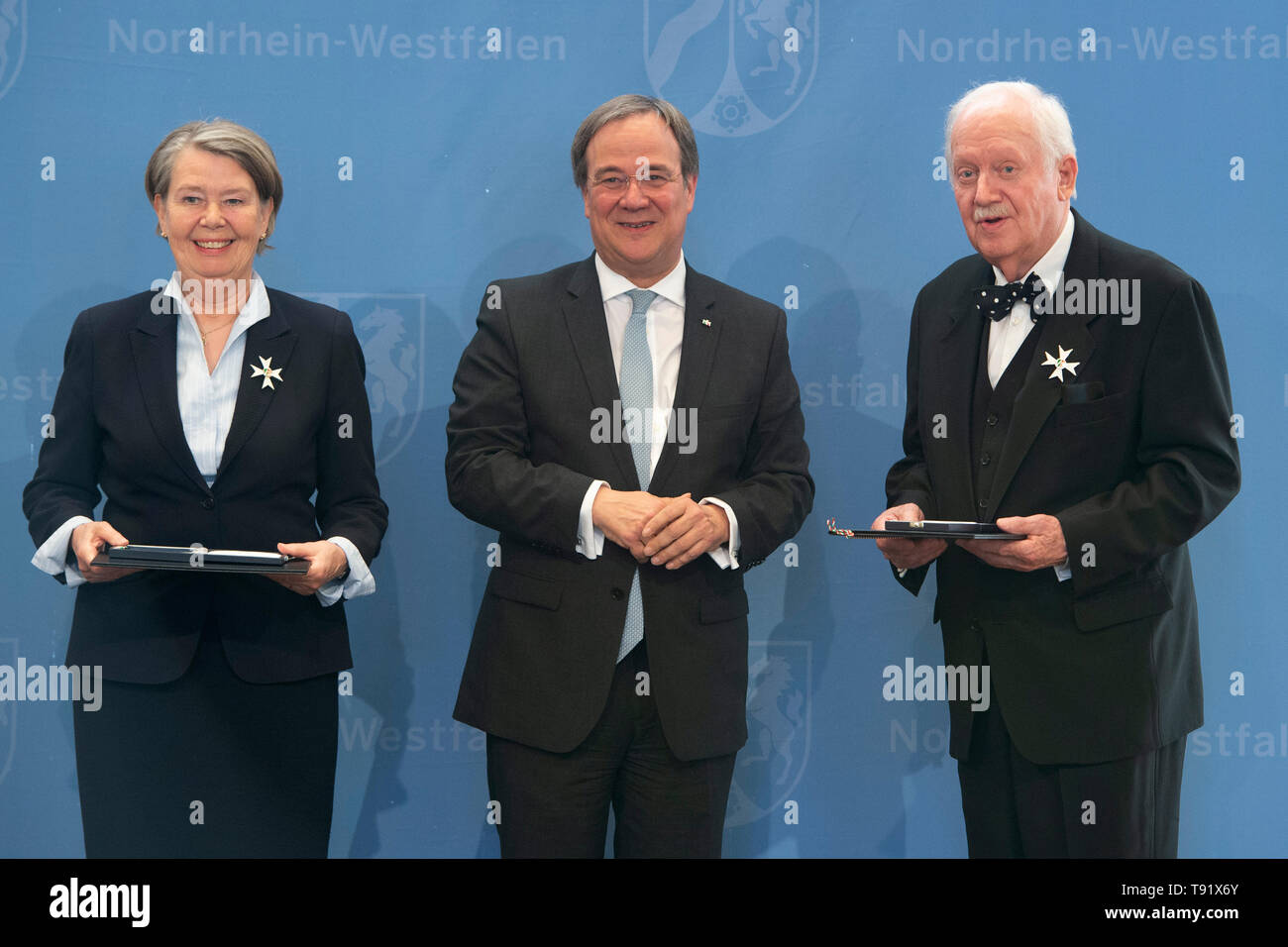 Prime Minister Armin LASCHET, draws Annette and Ernst Jansen-Winkeln, Prime Minister Armin Laschet honors 19 citizens of North Rhine-Westphalia for their extraordinary commitment to the Society with the Order of Merit of the state, award of the Order of Merit of the State of North Rhine-Westphalia in Duesseldorf on 14.05.2019 | worldwide Stock Photo