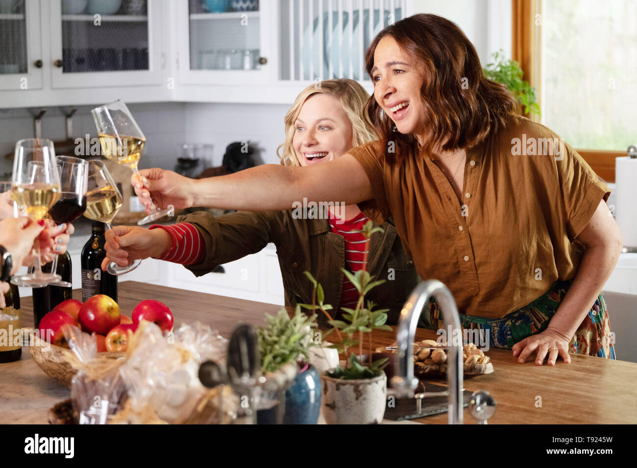 WINE COUNTRY, from left Amy Poehler, Maya Rudolph, 2019. ph Colleen Hayes/ © Netflix /courtesy