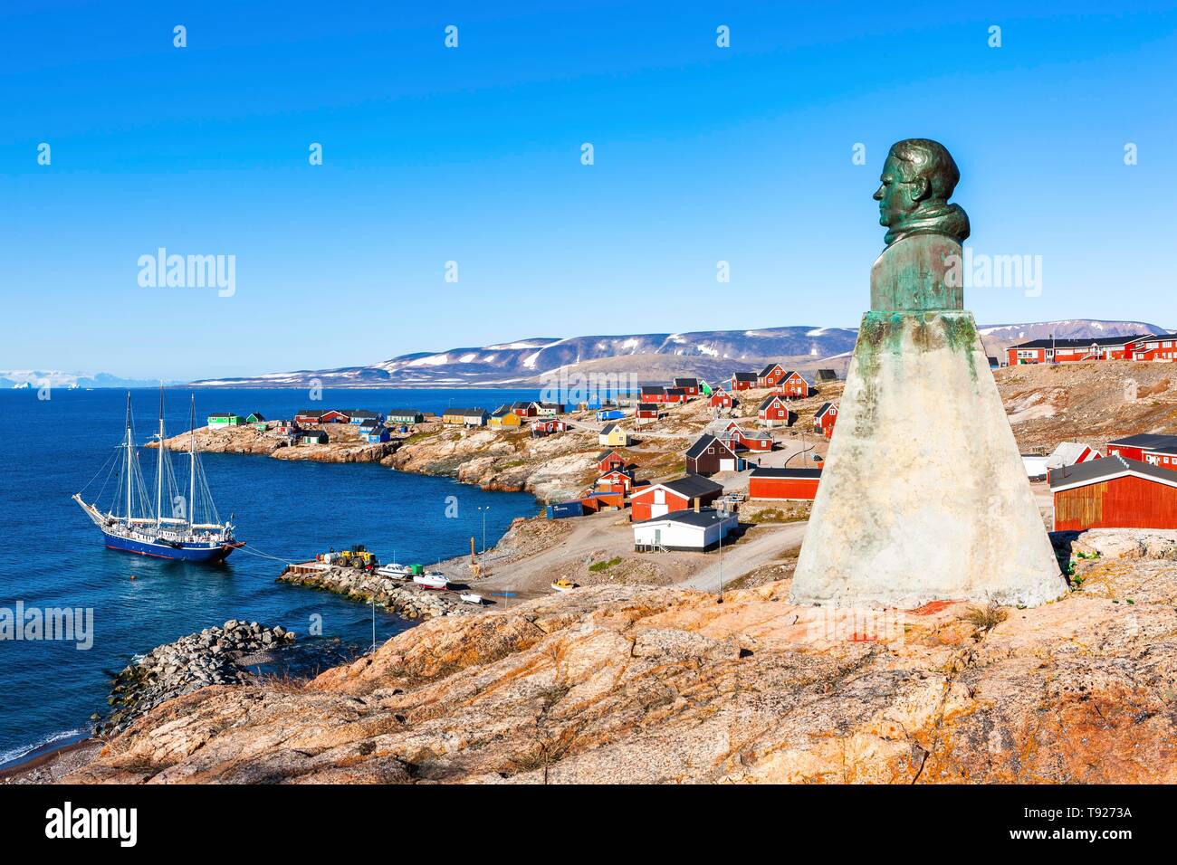 East Greenland town Ittoqqortoormiit with view to the harbour and the statue of Einar Mikkelsen, Scoresbysund, East Greenland, Greenland Stock Photo